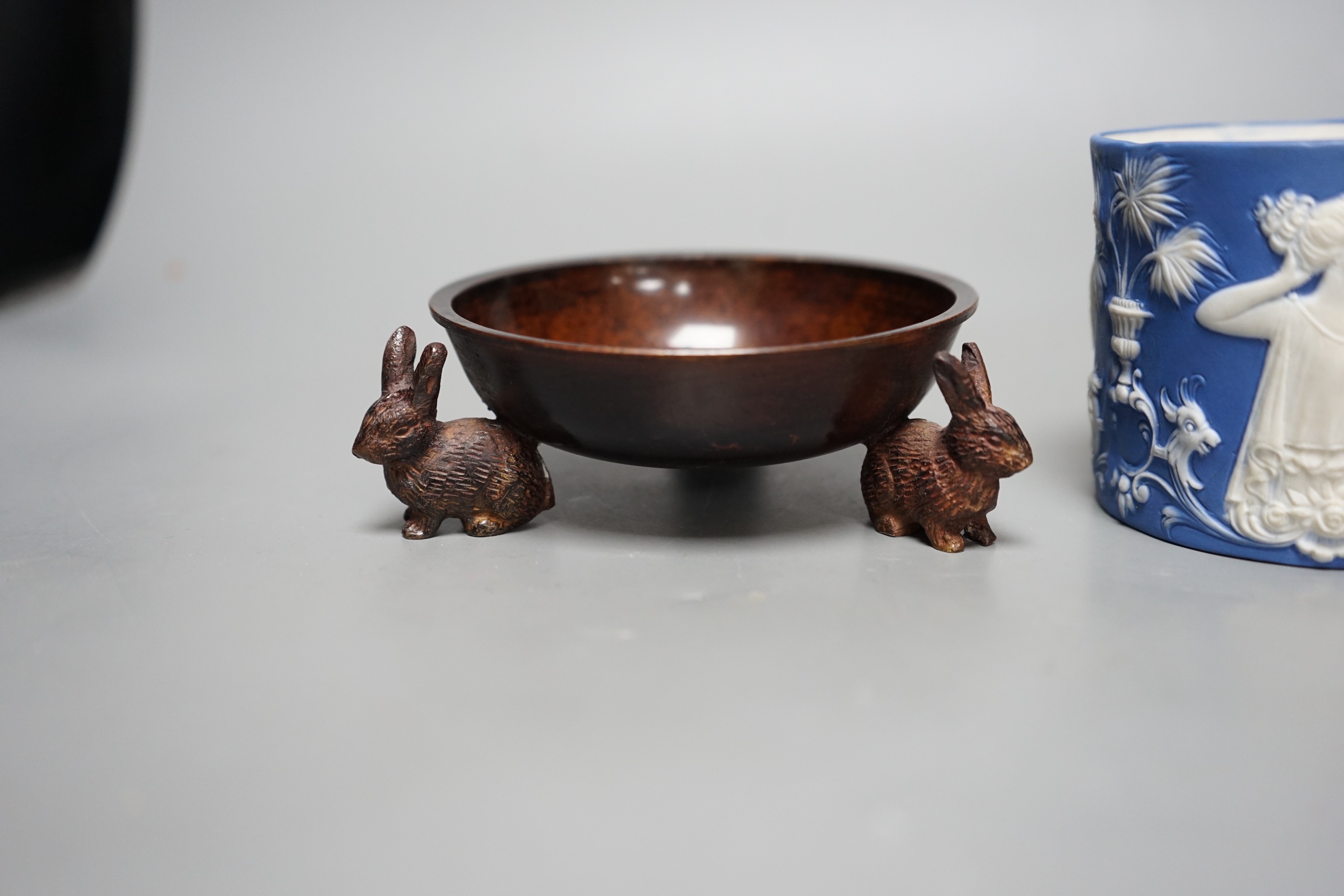 A Crown Devon Fieldings musical mug, a bronze tripod dish and a jasper pot